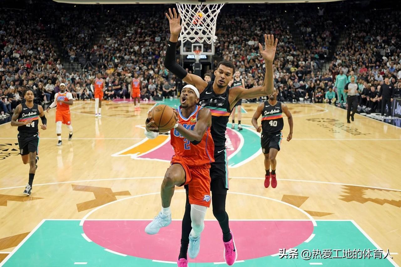 🎄圣诞大战马刺客场117:102再胜雷霆送雷霆赛季第5败，本赛季马刺对雷霆完成