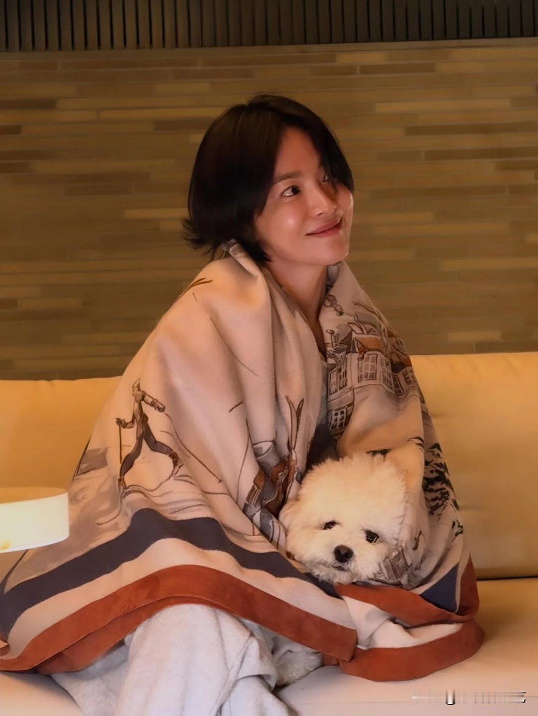 12日，演员宋慧乔在Instagram上上传了照片。公开的照片中，宋慧乔裹着印着