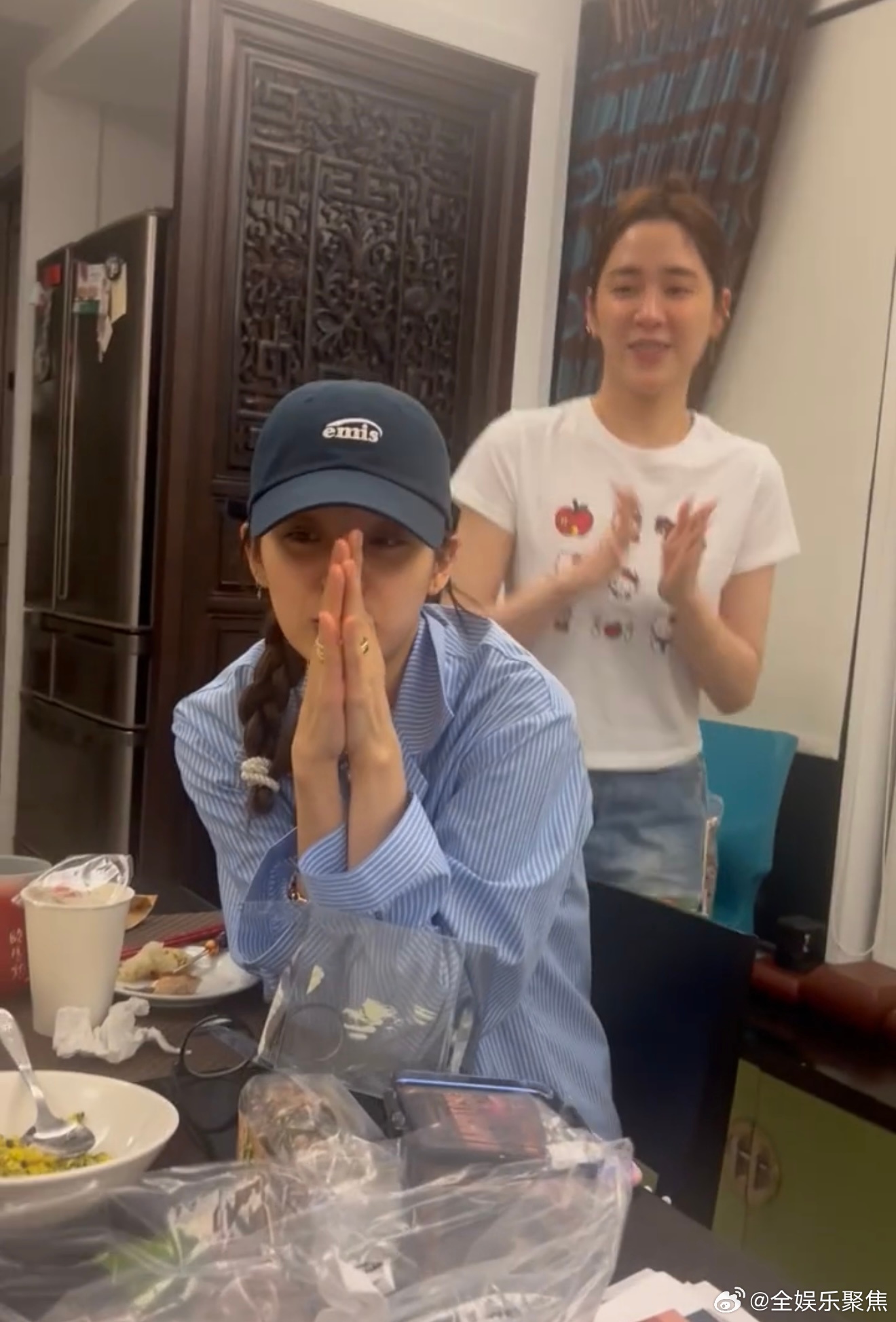 欧阳娜娜三姐妹为妈妈庆生欧阳娜娜三姐妹给妈妈庆生🈶~欧阳娜娜三姐妹给妈妈庆生d