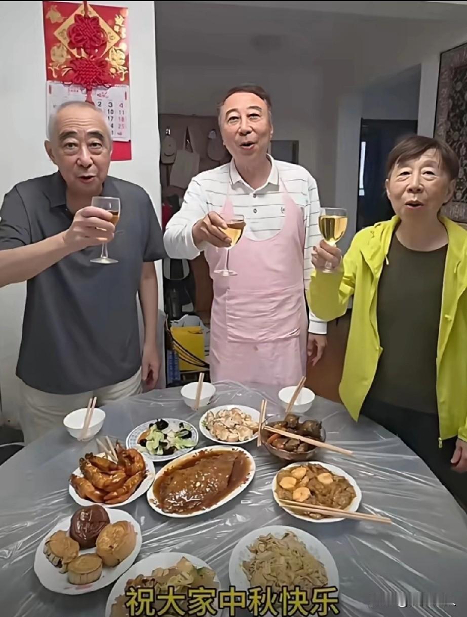 冯巩和姐姐到大哥家过中秋，爸妈虽不在了，可兄弟姐妹这情分，比啥都瓷实！

刚在滦