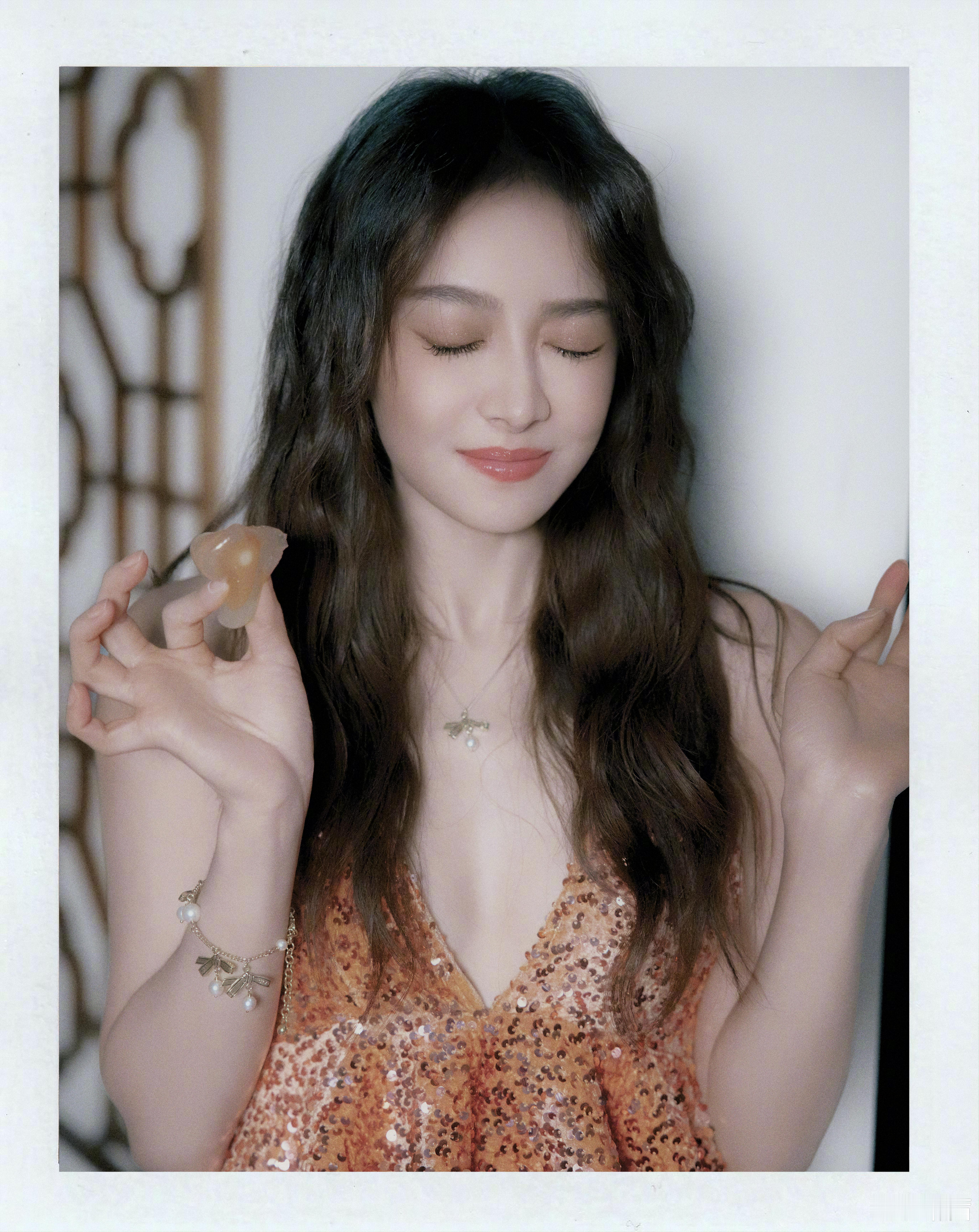 宋茜最新端午节营业照好闪好美的小裙子[好喜欢] ​​​