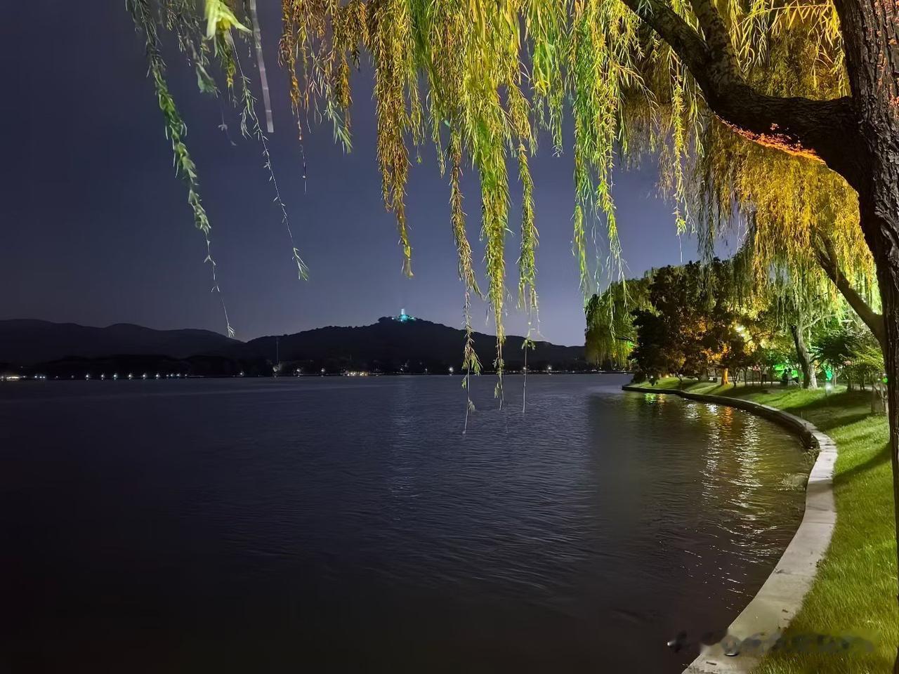❤️半生风雨半生忧，几度光阴似水流。日子过得舒心，从来不是拥有多少，而是计较的很