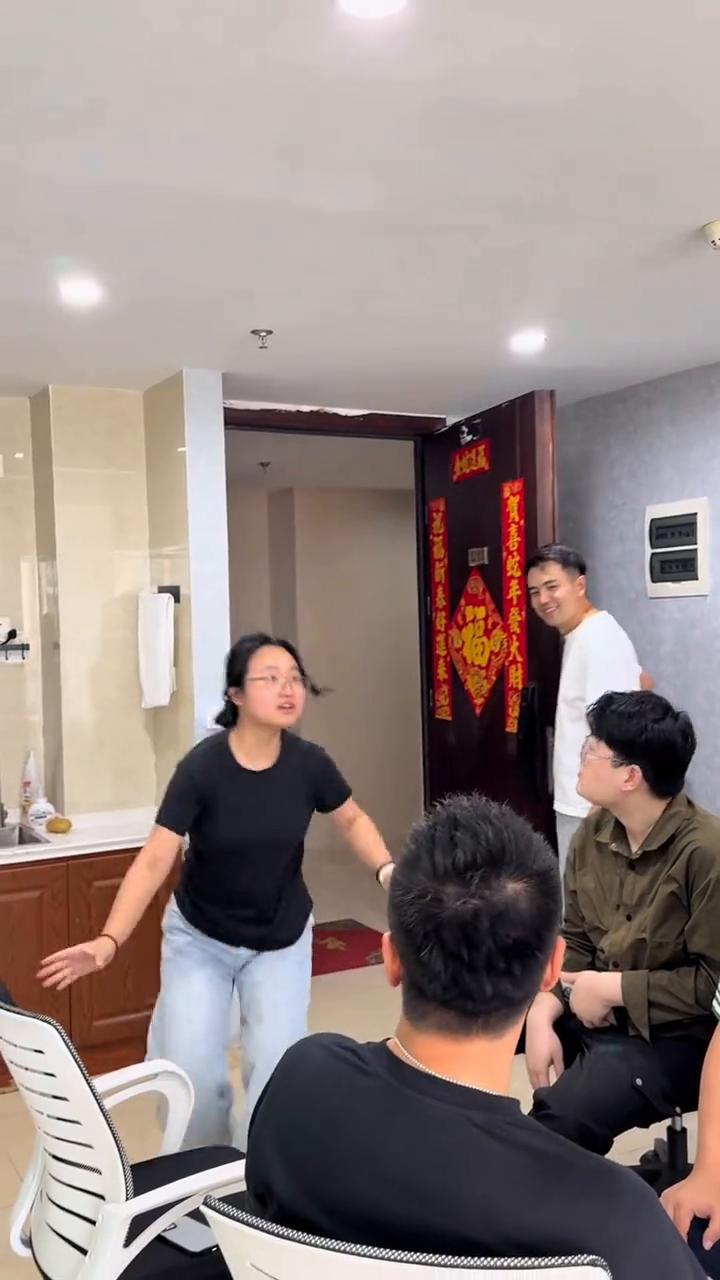 下班啦，老板开会中。