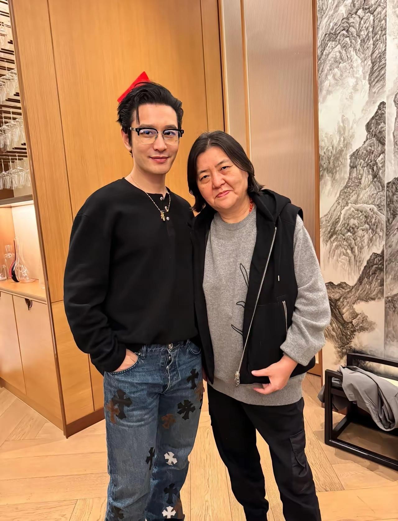 黄晓明旁边女士是谁？挺有气质的