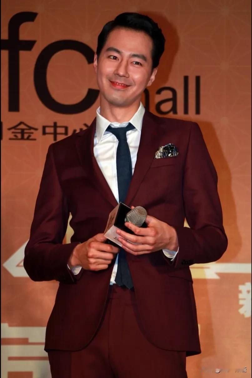 赵寅成这个笑容，在配上他的姿势，莫名觉得妩媚勾人！