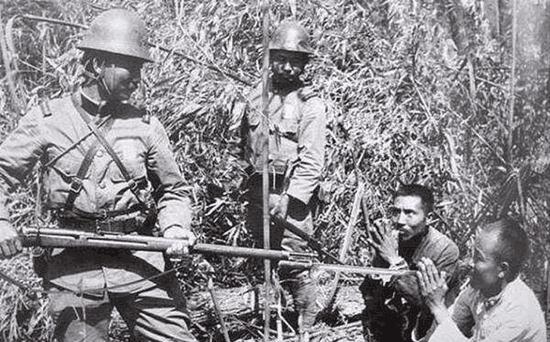 1943年，7900名从中国战场抽调出来的日军老兵，正坐船前往新几内亚，半路遭到