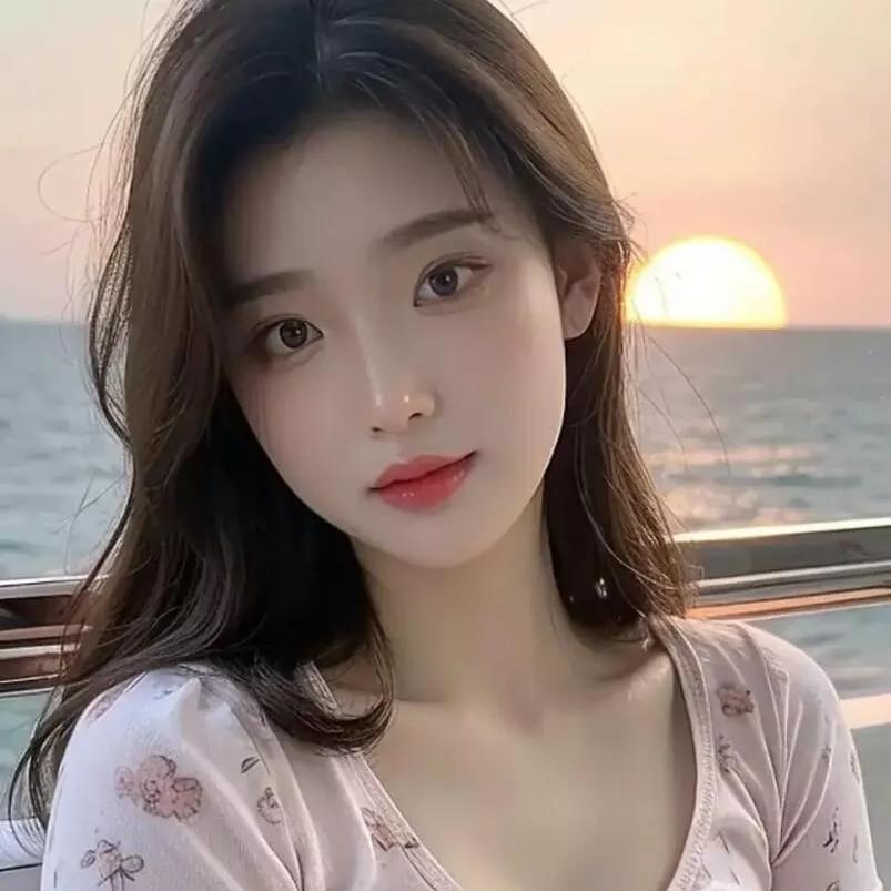 夕阳下的温柔瞬间，与大海的浪漫邂逅日落晚霞照海滩 海边治愈系落日 夕阳下海边风光