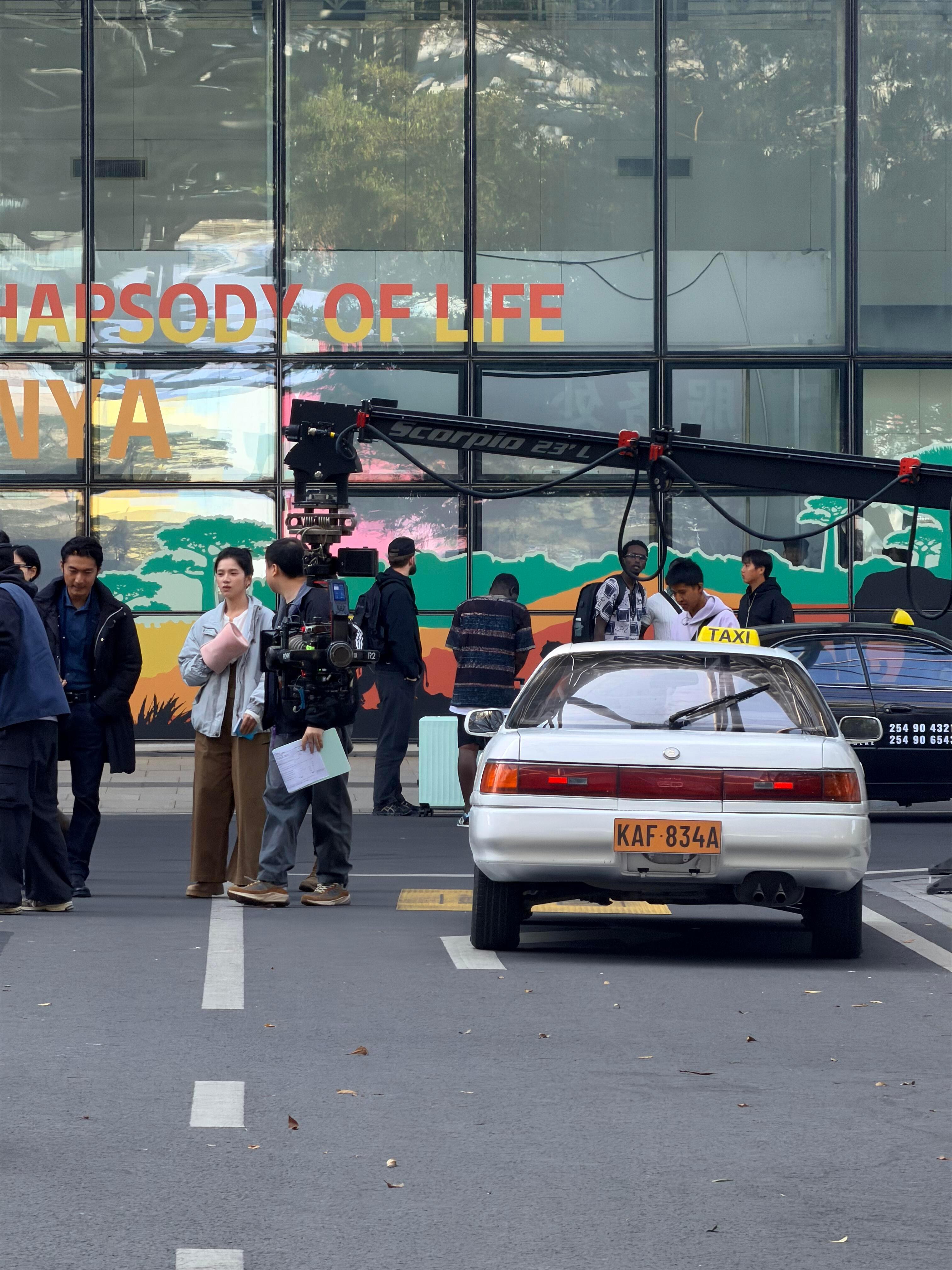 张婧仪中山博览中心偶遇张婧仪有网友在中山博览中心偶遇了张婧仪， 拿着粉色暖手袋太