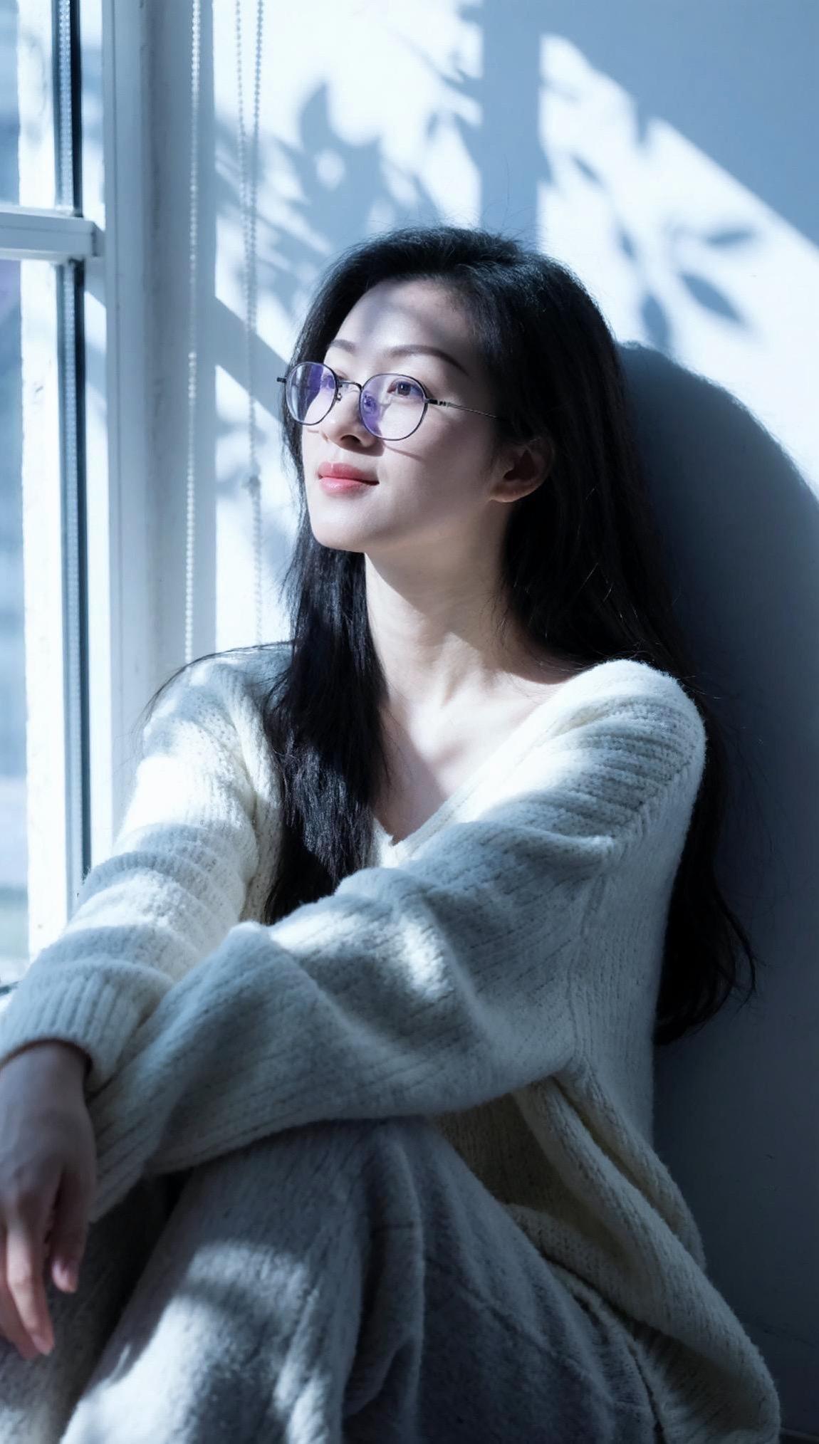 他看见：晓霞正微笑着立在井口！少平以为是强烈的阳光刺花了眼，使他产生了...