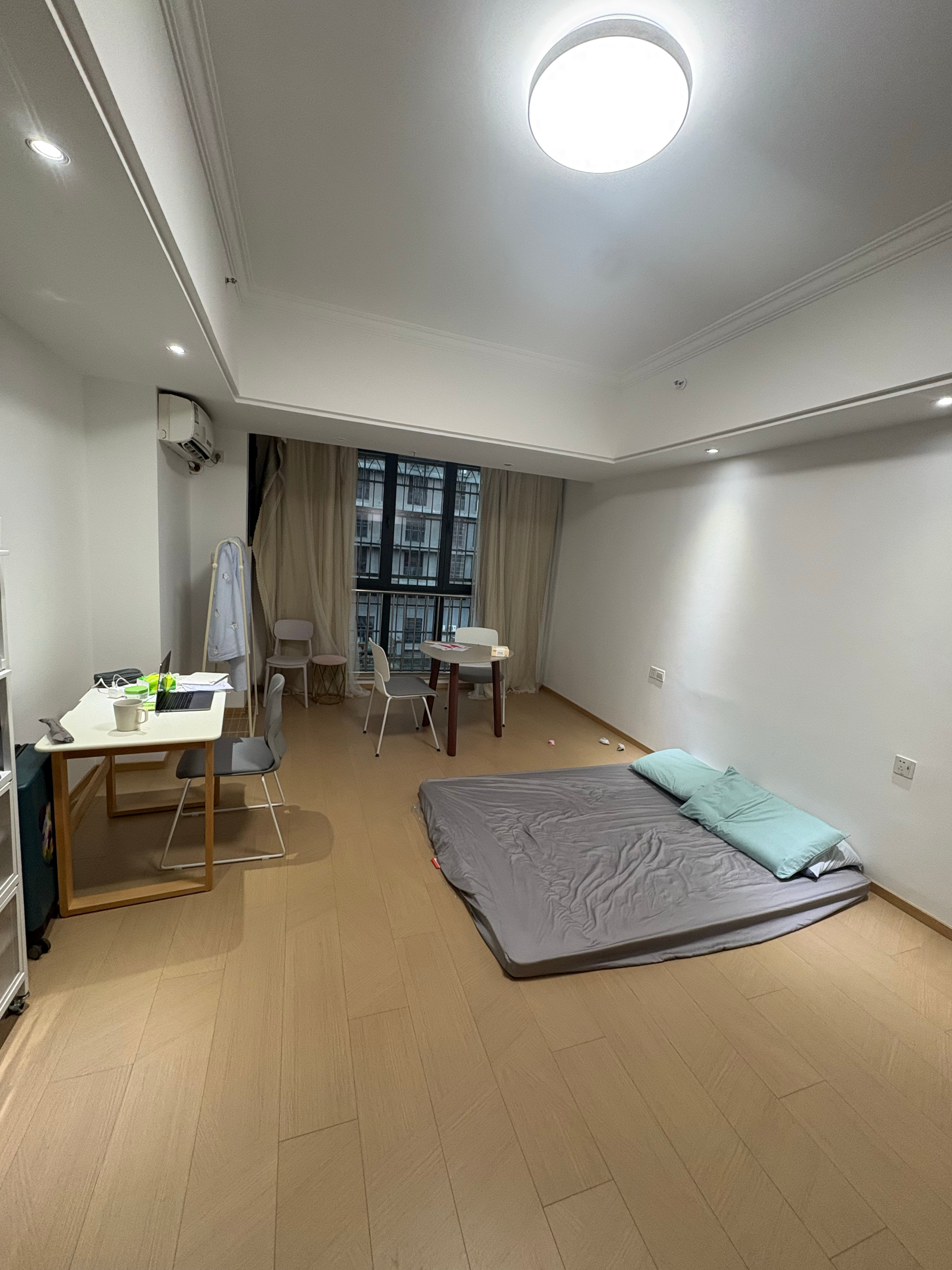 我和妹昨晚打地铺，很多年前我在龙岩上班时住的小公寓，去年租客退租了闲置至今。没床