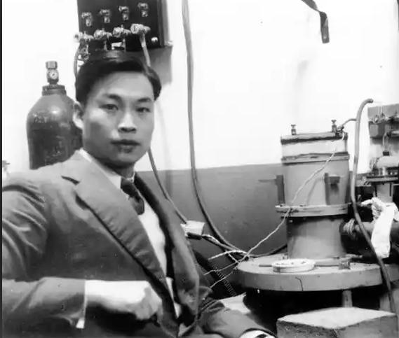 钱玄同教授发现自己的小儿子在学校有一个绰号，听起来很俗气。他哈哈大笑，随即竟把这