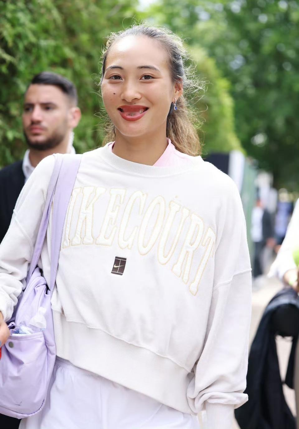 郑钦文复出！澳网比赛即将开始，看到这次澳网大满贯赛事，跟以往有着很大的不同，开创