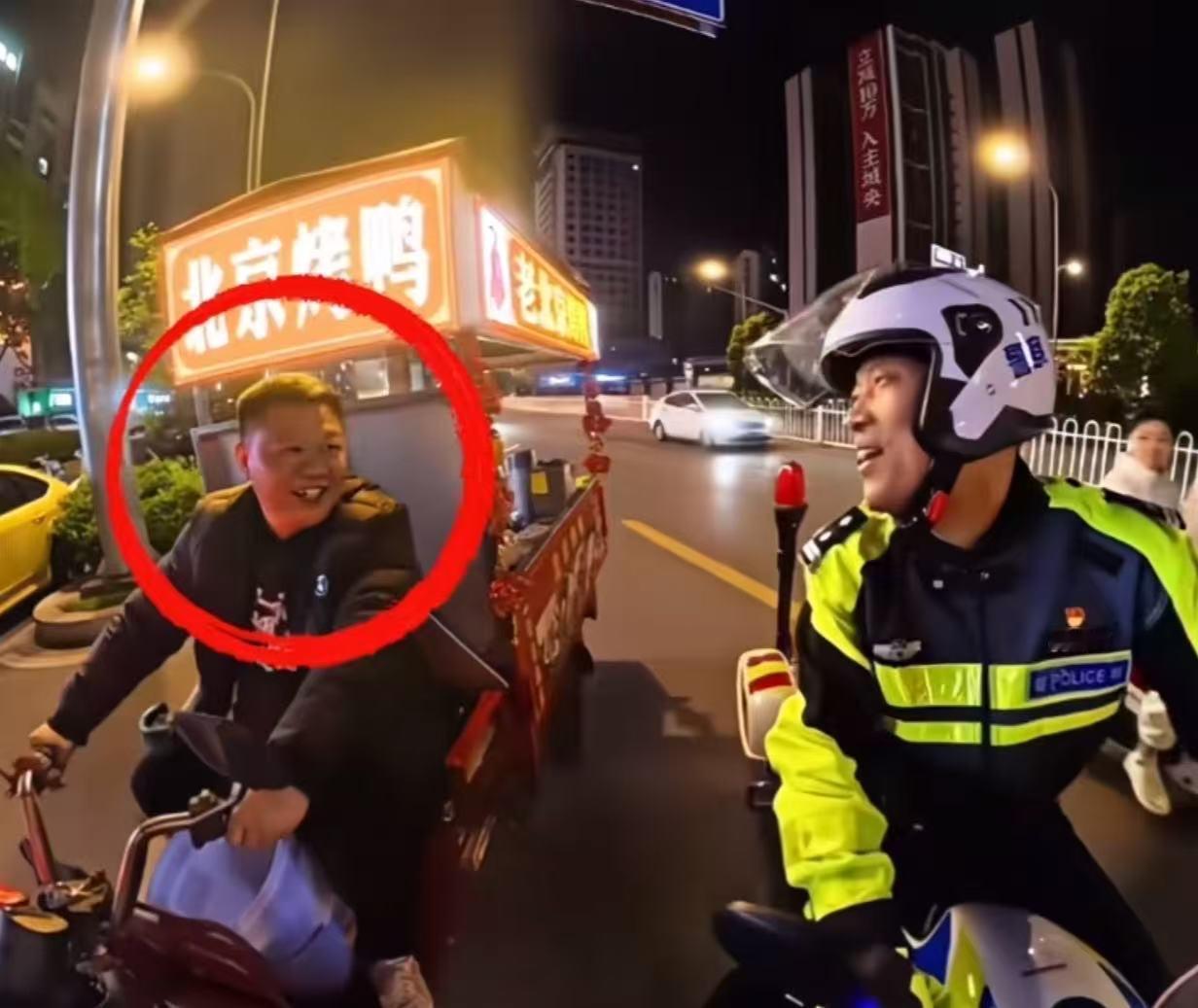 “这位交警火了！”深夜，摊贩大哥收摊后，没有戴头盔，骑着电动三轮车回家，没想到遇