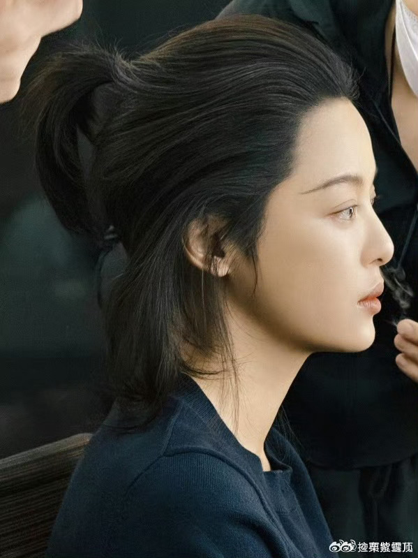 领衔主演辛芷蕾辛芷蕾一路走到这个大女主位置真是不容易啊，隔着屏幕都提姐开心，已经