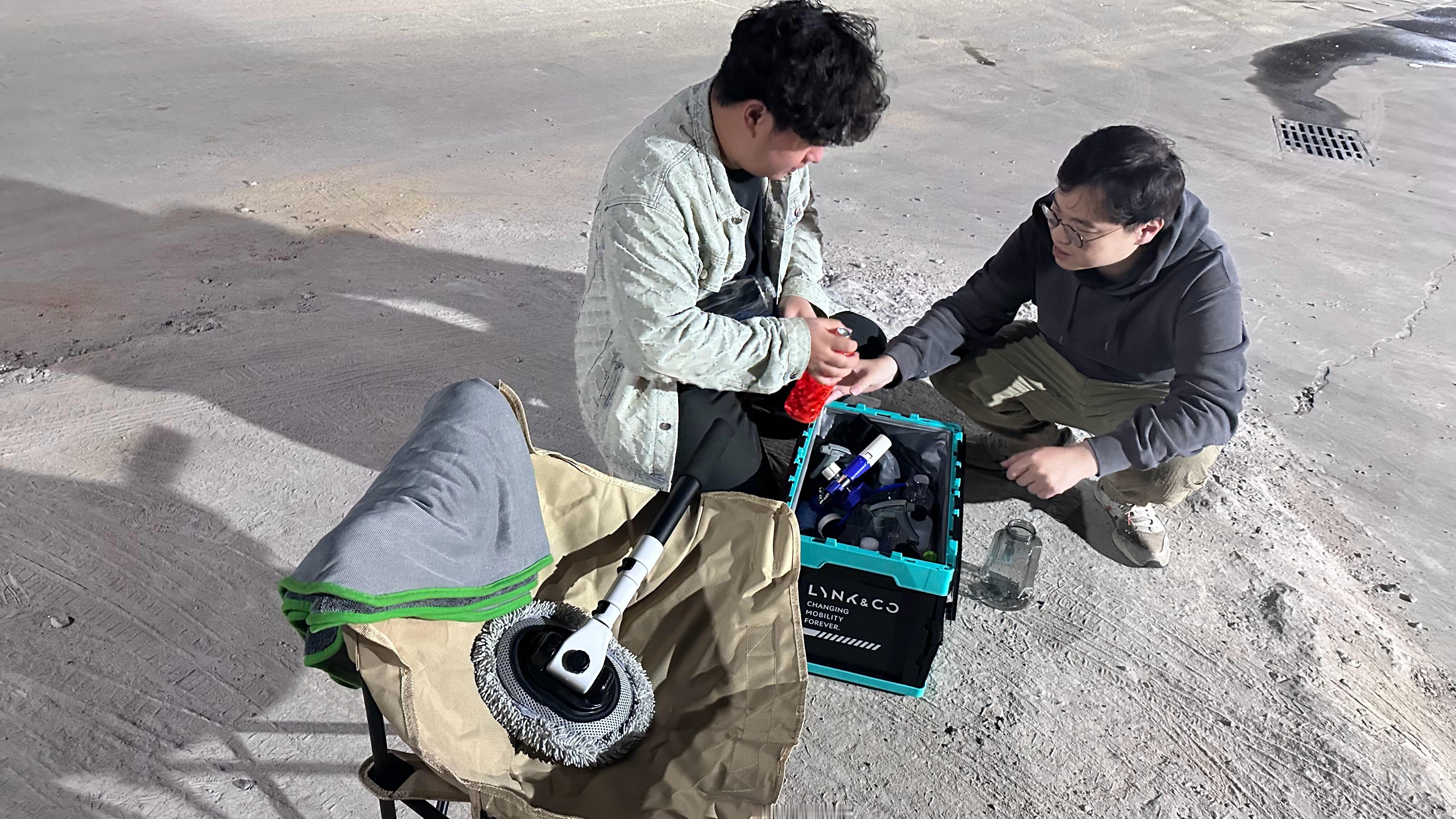 今晚请了两个自助洗车师傅这装备比很多洗车店都要齐全