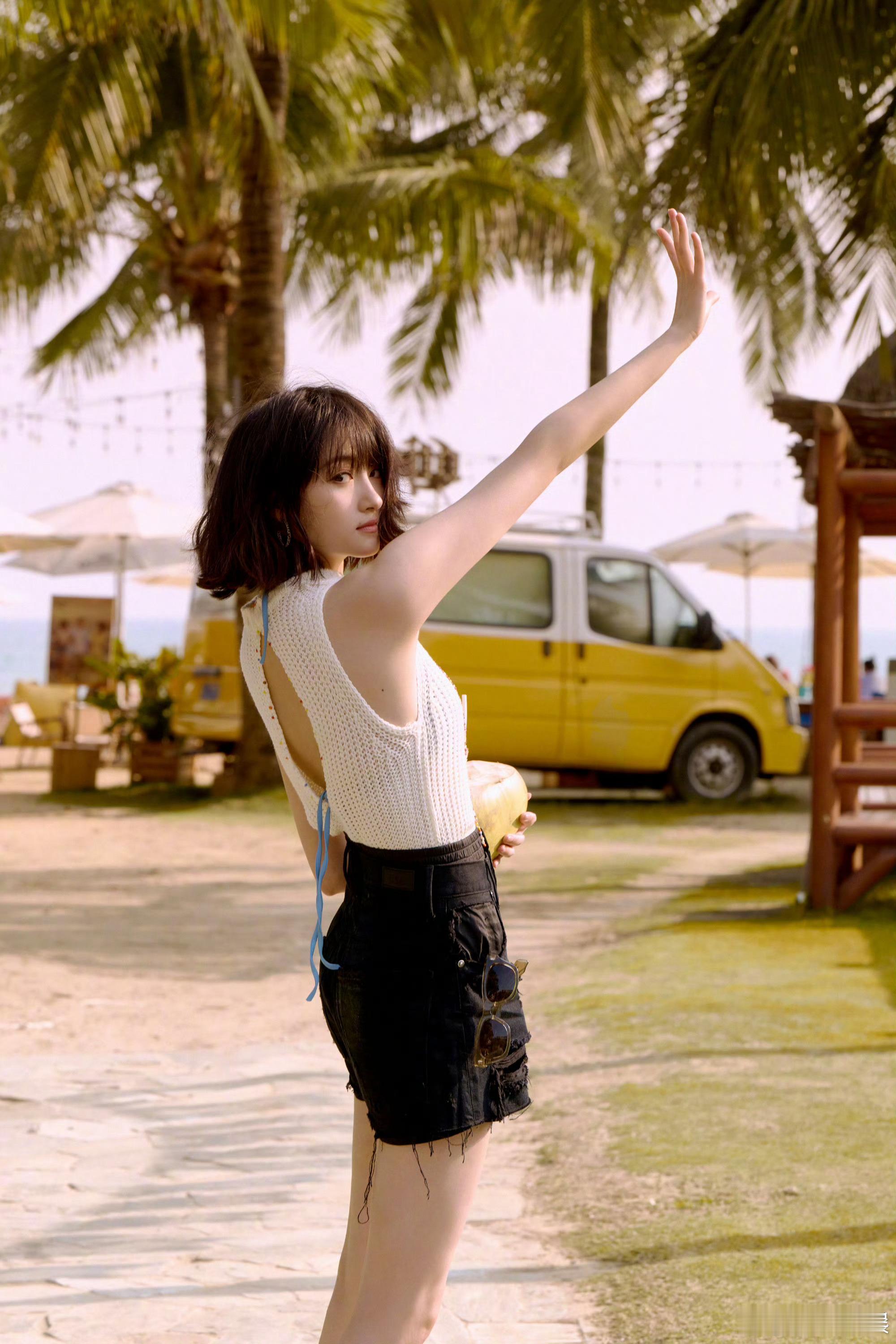 #关晓彤微笑钉针织背心# 已成功接收关晓彤的夏日海岛来信！原来这就是晓彤想象的岛