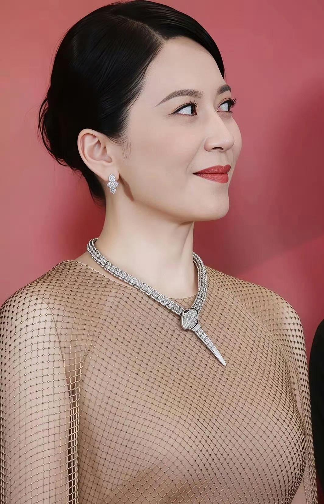 比起“从容”这种宏大的赞美，我更想说说她眼神里的“定焦”。
在这个人人都在用广角