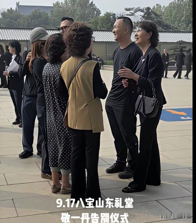 参加告别仪事谈笑风声对不对？网友说：斯人已去，活着的人还要继续生活下去，不可能一