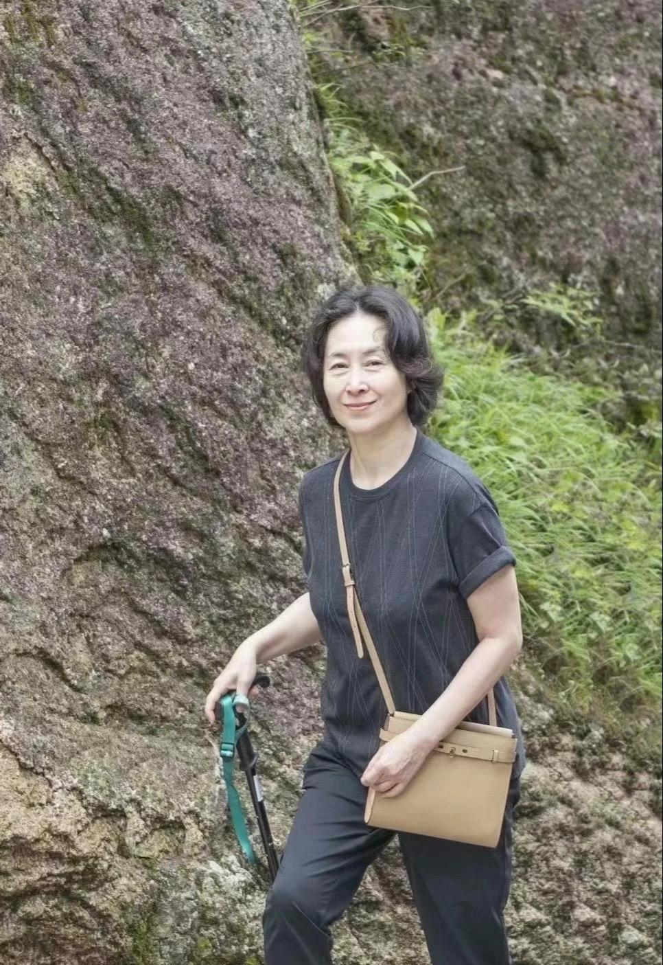 62岁何超琼胆子真大，自己就敢爬黄山。她是不是不知道自己的身价？身边至少应该找几