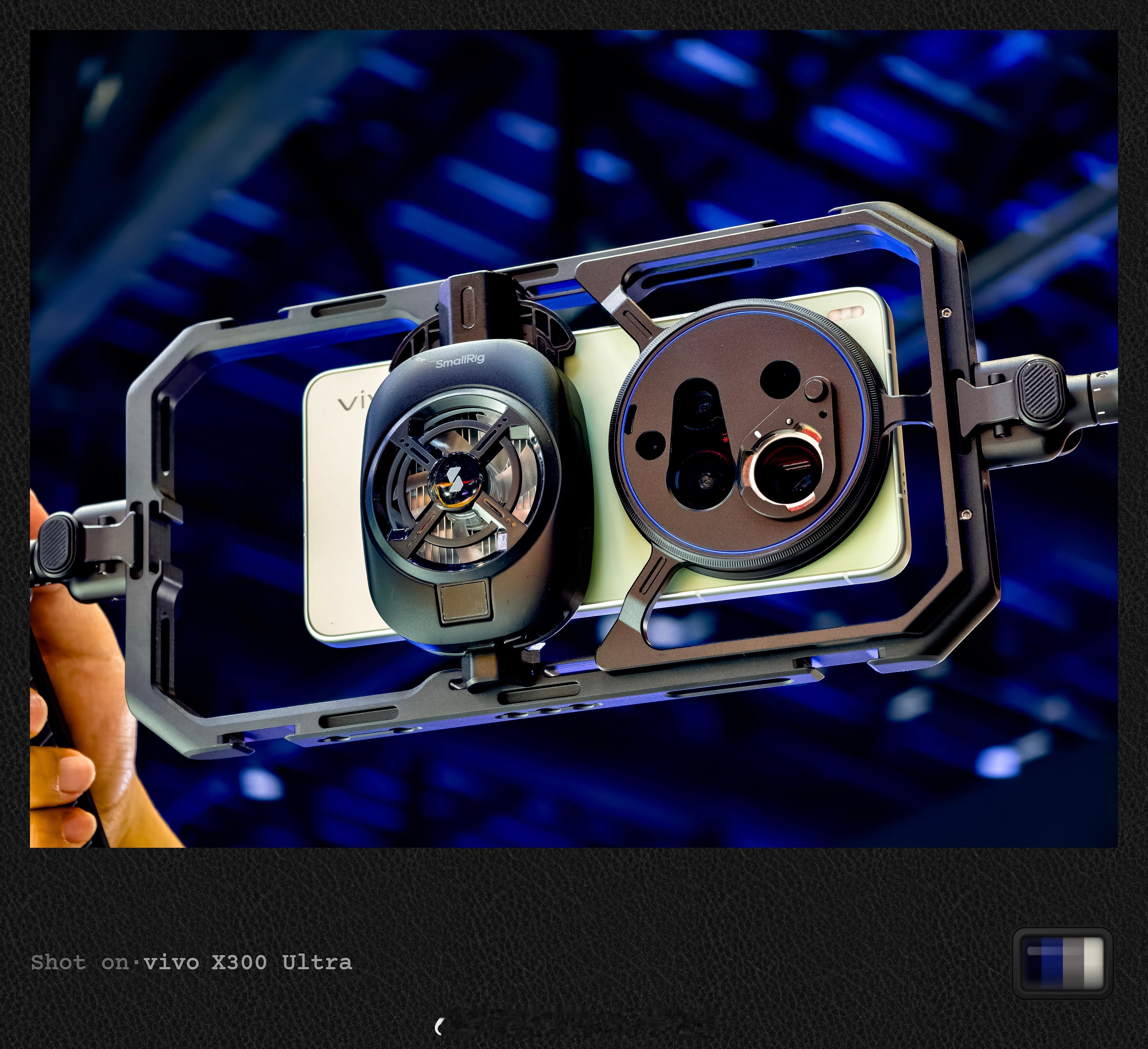 你应该能在今年的北京车展现场看到很多在用 X300 Ultra 拍摄报道的媒体 