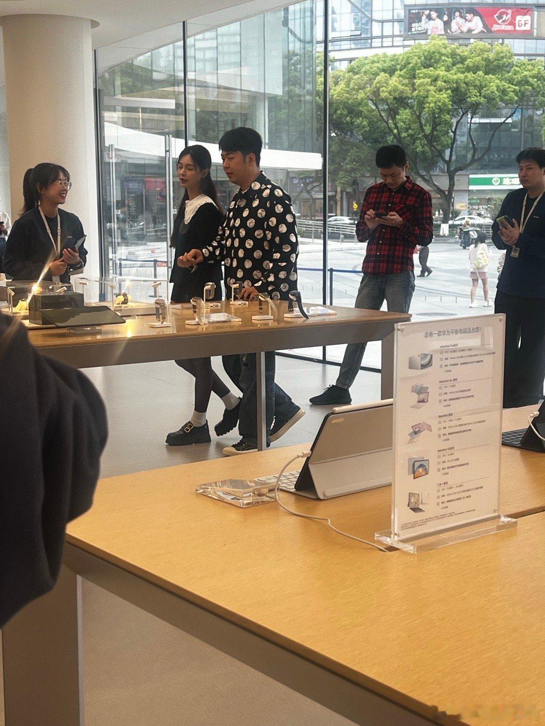 #宁波偶遇杜海涛沈梦辰排队买P70#杜海涛小小的眼睛里是对沈梦辰满满的爱[笑而不