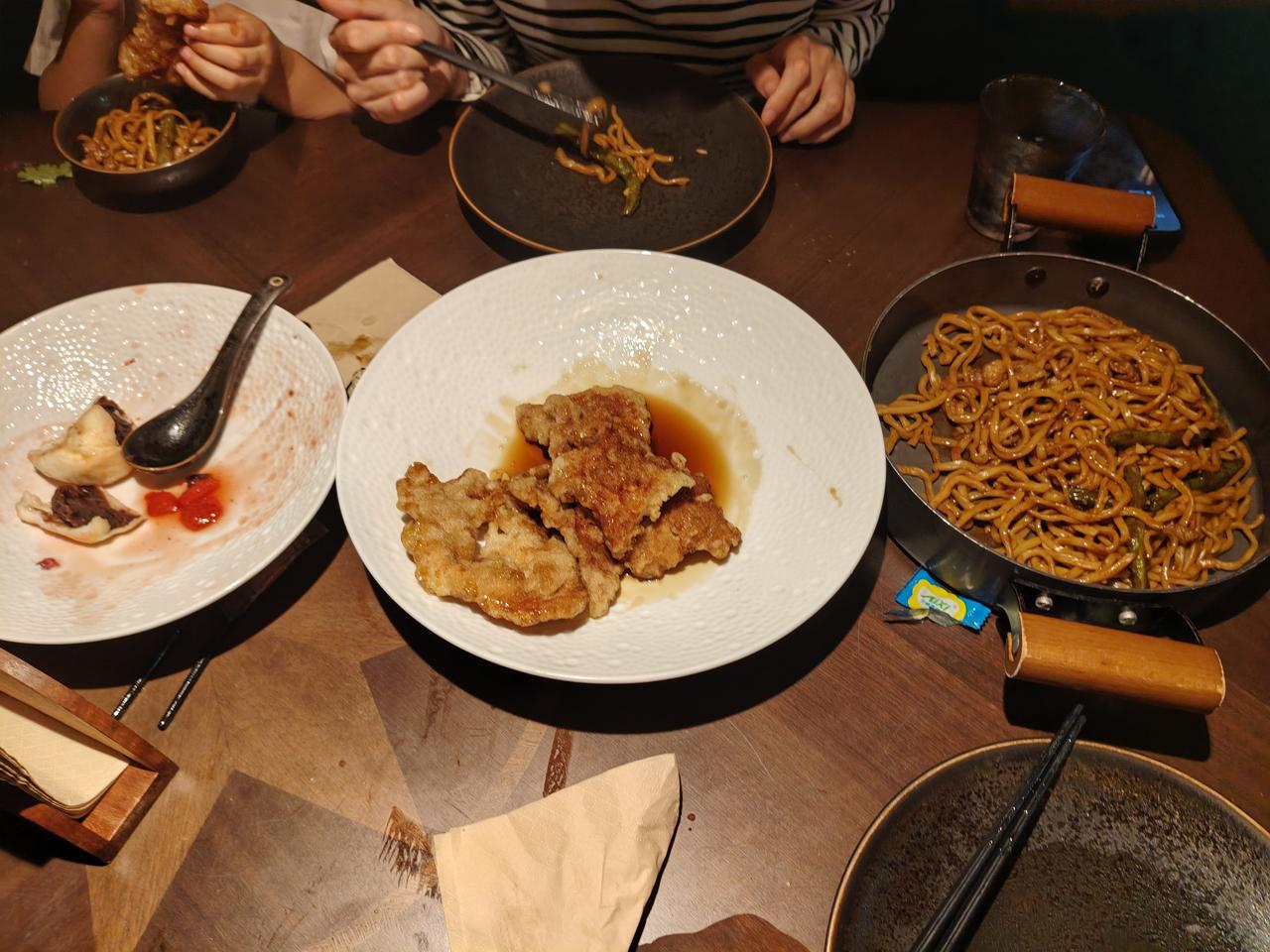 溜达到西红门的荟聚商场，带孙女吃个东北菜吧。锅包肉，冷面，豆角焖面。

哎！不吃