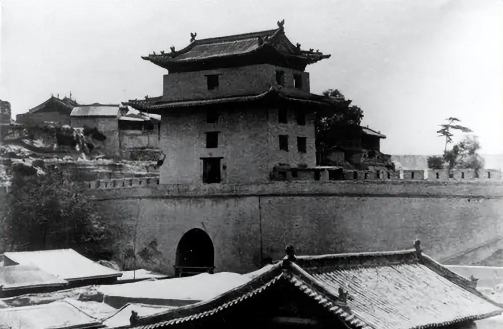明代的兰州为什么那么有名？

打开地图看。兰州卡在中国大陆的几何中心。往东是中原