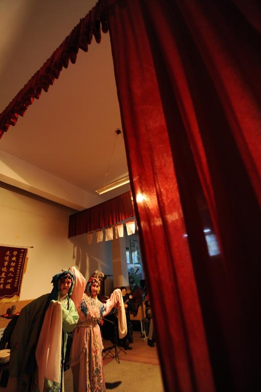 活明白，不是被社会声音裹挟着盲目追求成功、金钱和认可，陷入疲惫与焦虑。
一个活明