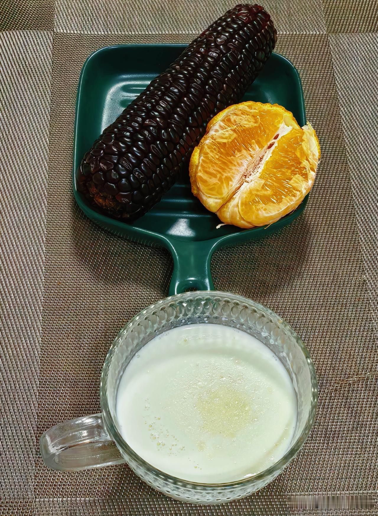 晚上吃了半根玉米，下午吃剩的半个丑橘
泡了一杯牛奶，这个奶粉还是在满洲里玩买的，