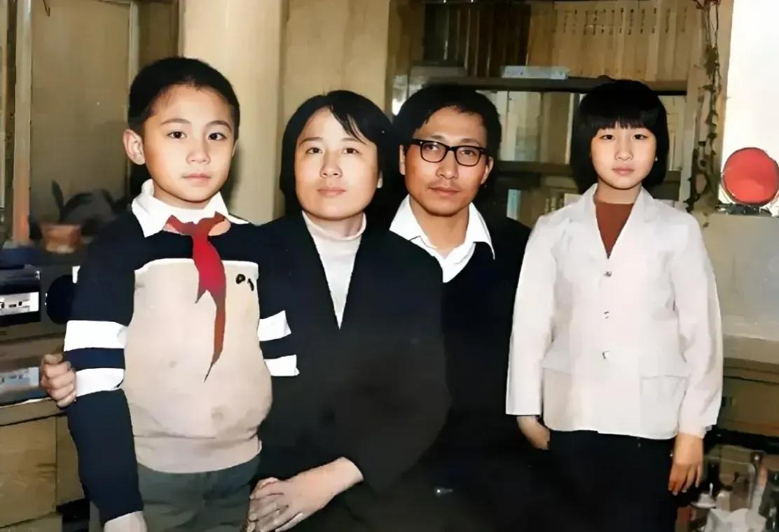 一张80年代的老照片，照片清晰，人物秀美，一家四口全是高颜值啊，照片中的小男孩儿