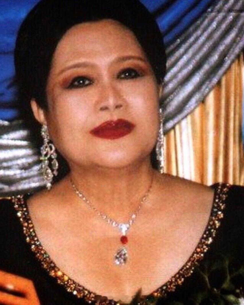 珠宝 曾属于泰国王后诗丽吉的钻石吊坠，结构就是三角形钻+圆形红宝石+水滴钻，来自