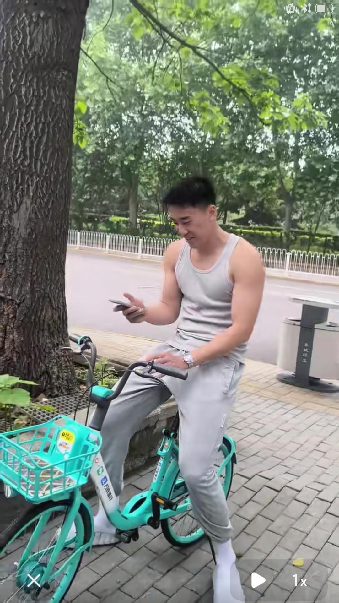【中国男篮锋线悍将王俊杰更新社媒，分享赛场外生活照片，心情大好。骑上共享单车，与