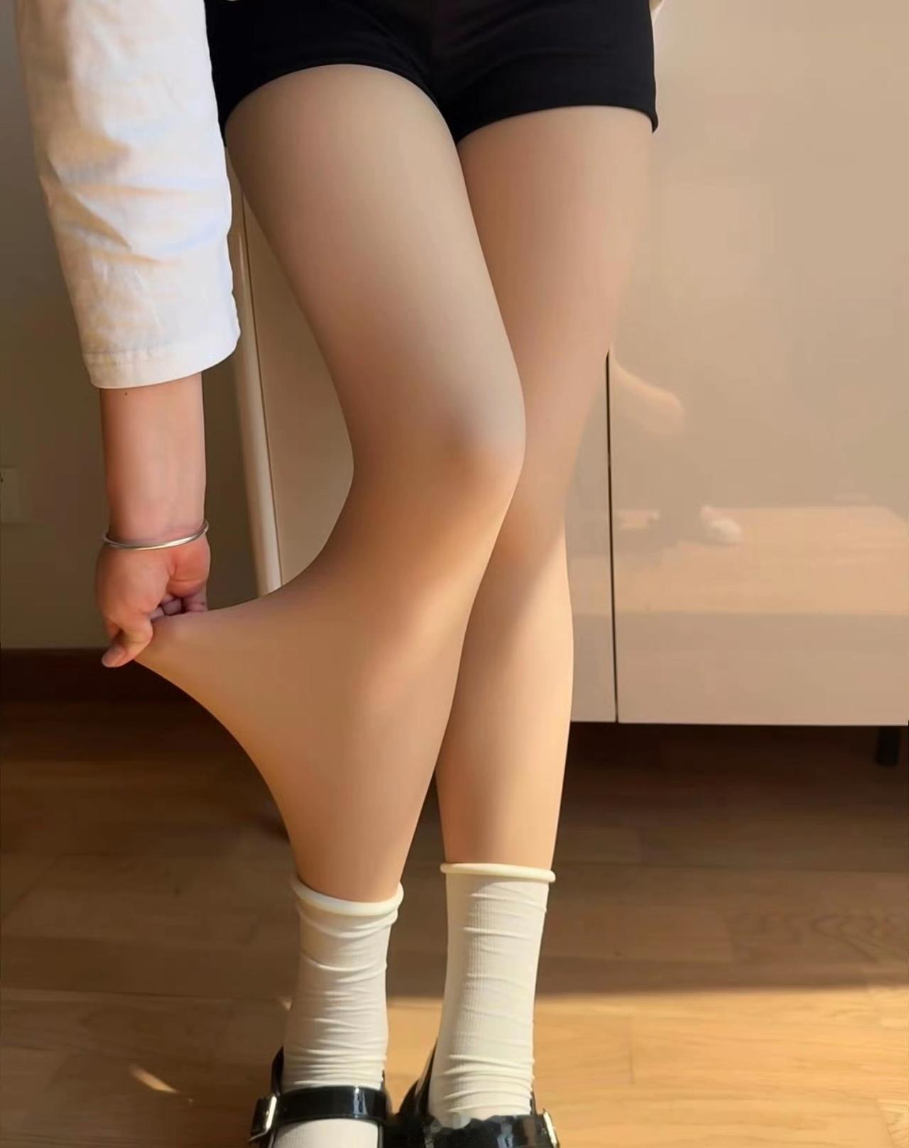 光腿神器，美丽背后的“健康陷阱”？
    你能想象吗？一条看似普通的光腿神器，