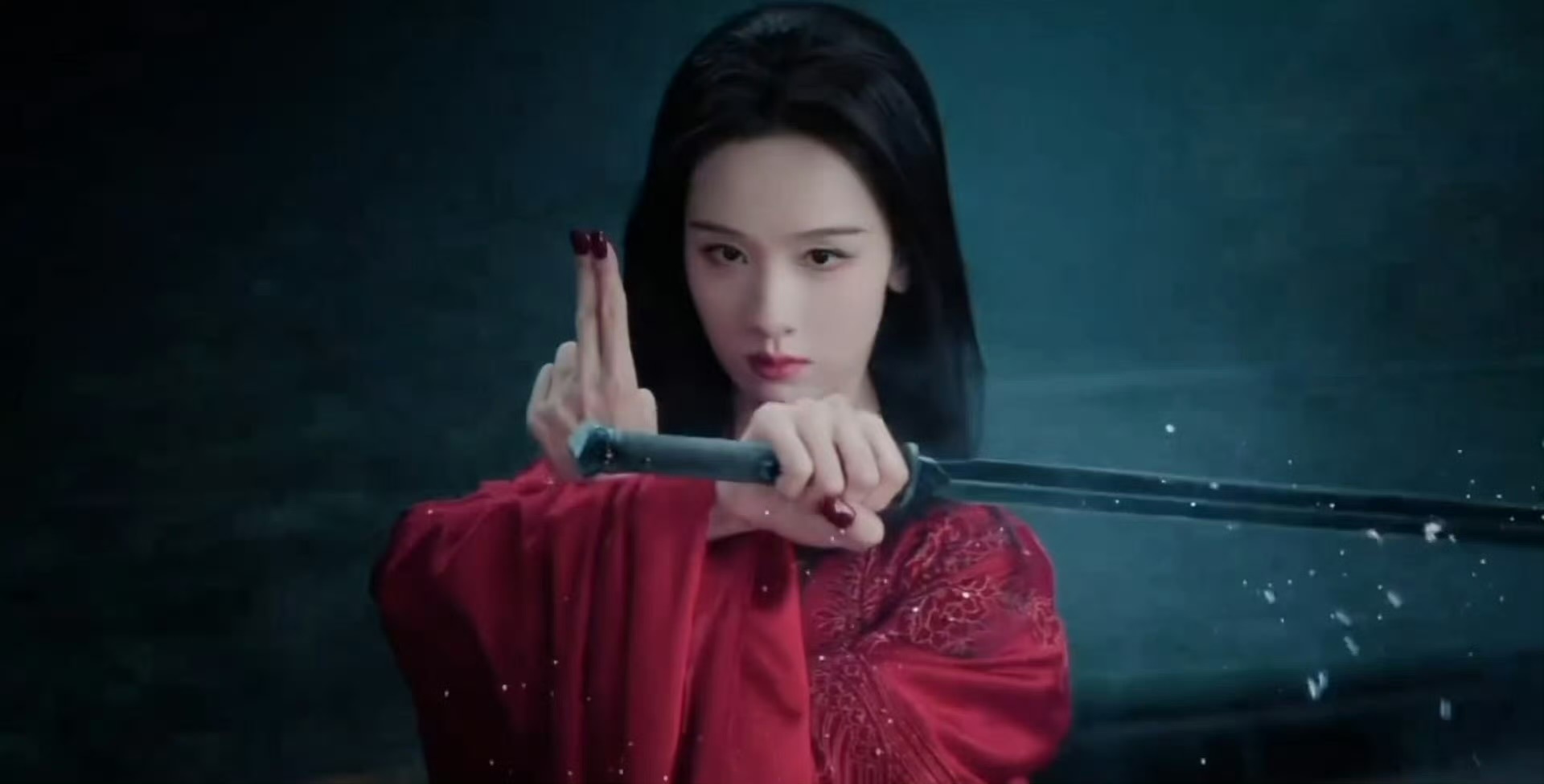 陈都灵人美到极致就会有种鬼感陈都灵的美自带疏离感，精致五官清冷又空灵，美得太不真