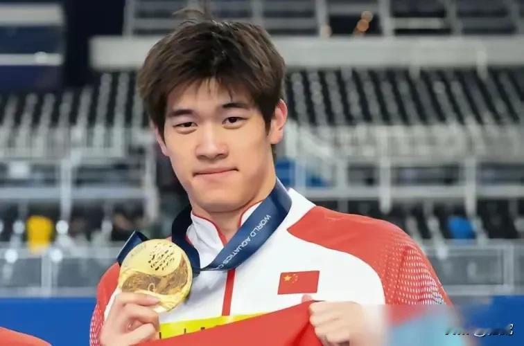 中国游泳新星潘展乐以46秒40的成绩打破了男子100米自由泳的世界纪录！这块金牌