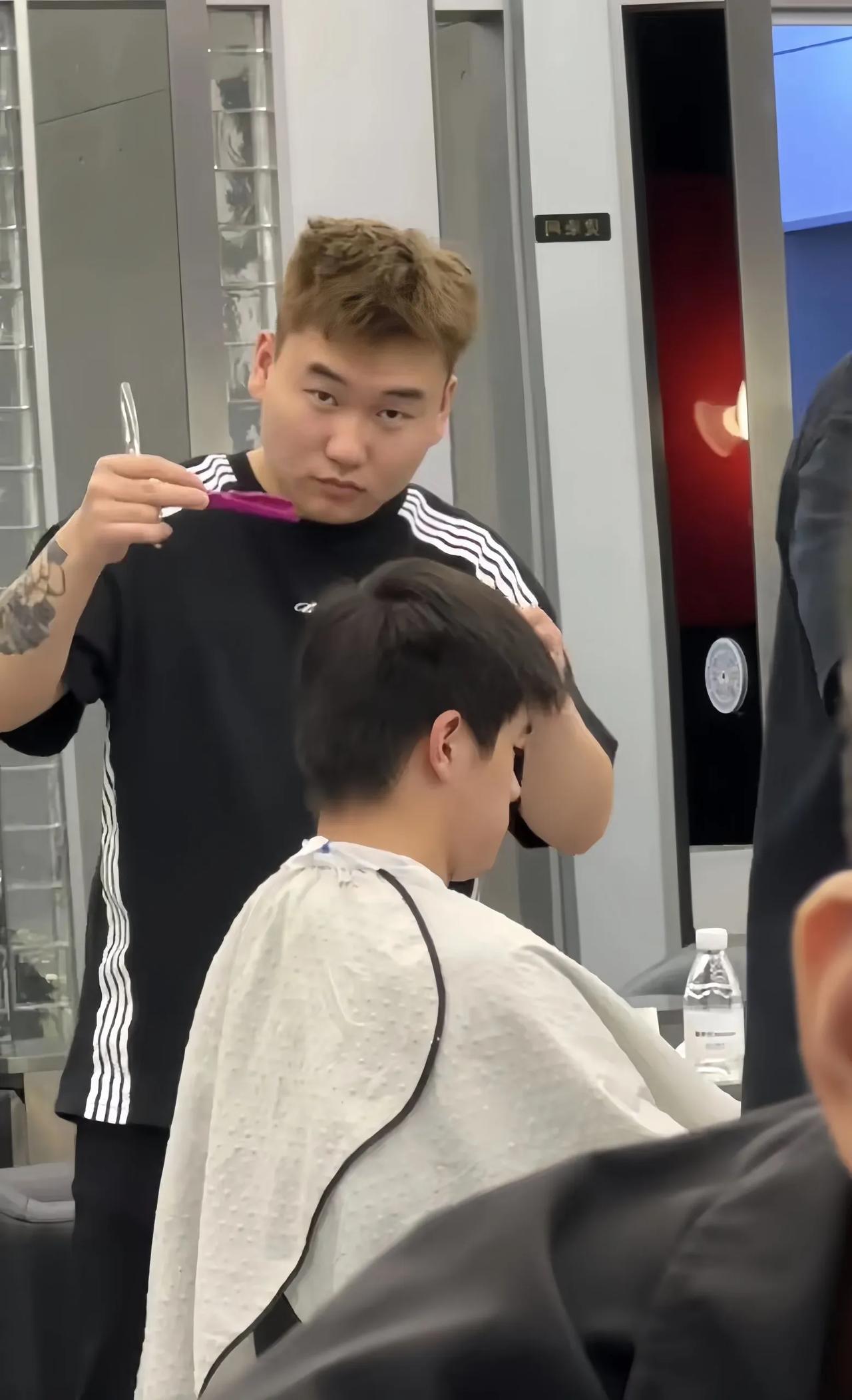 震惊！奥运新星潘展乐竟在赛后低调现身上海理发店，独自享受平凡时光。理发师偶遇偶像