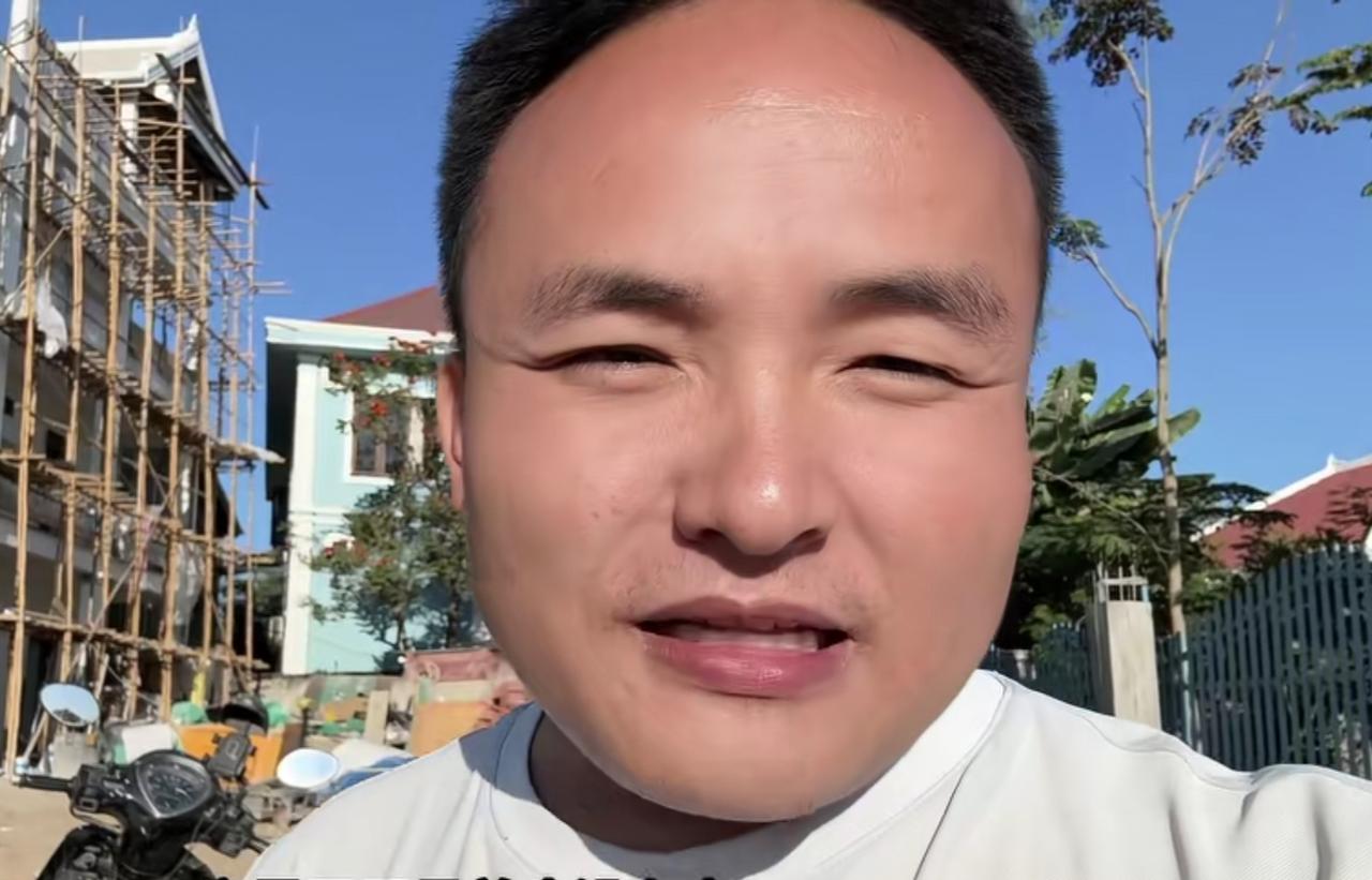 在网络主播小胖墩的视频中，
他的老挝丈母娘离不开男人，
他的老挝后丈人拐子手，