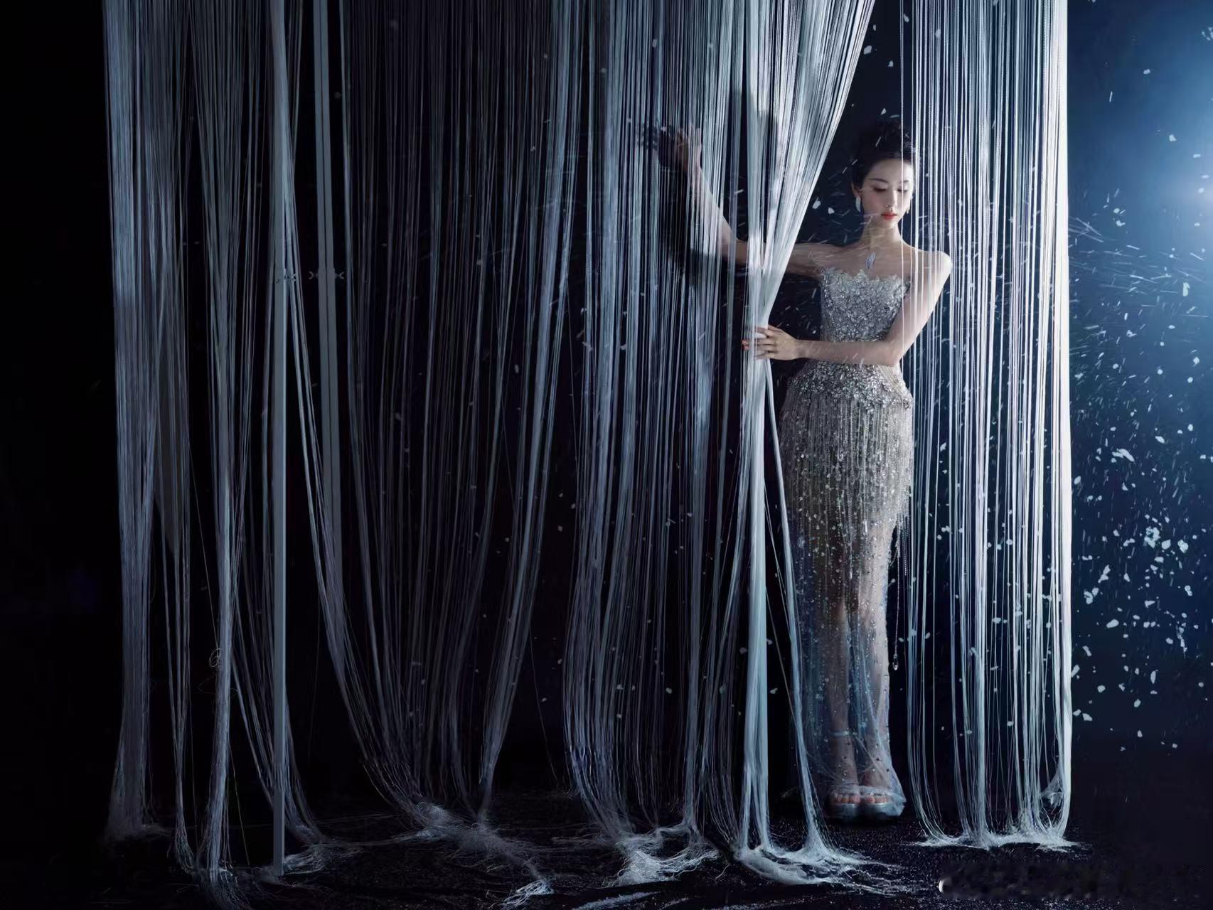 陈都灵银色流苏裙 被陈都灵的银色流苏裙狠狠拿捏！走起来带风的样子，妥妥的小说里走