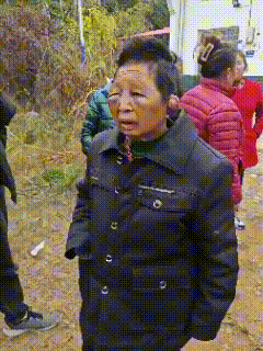 湖南平江，这位被丈夫打得面目全非的老姨，站在那，麻木又无措，问她饿不饿，她只会反
