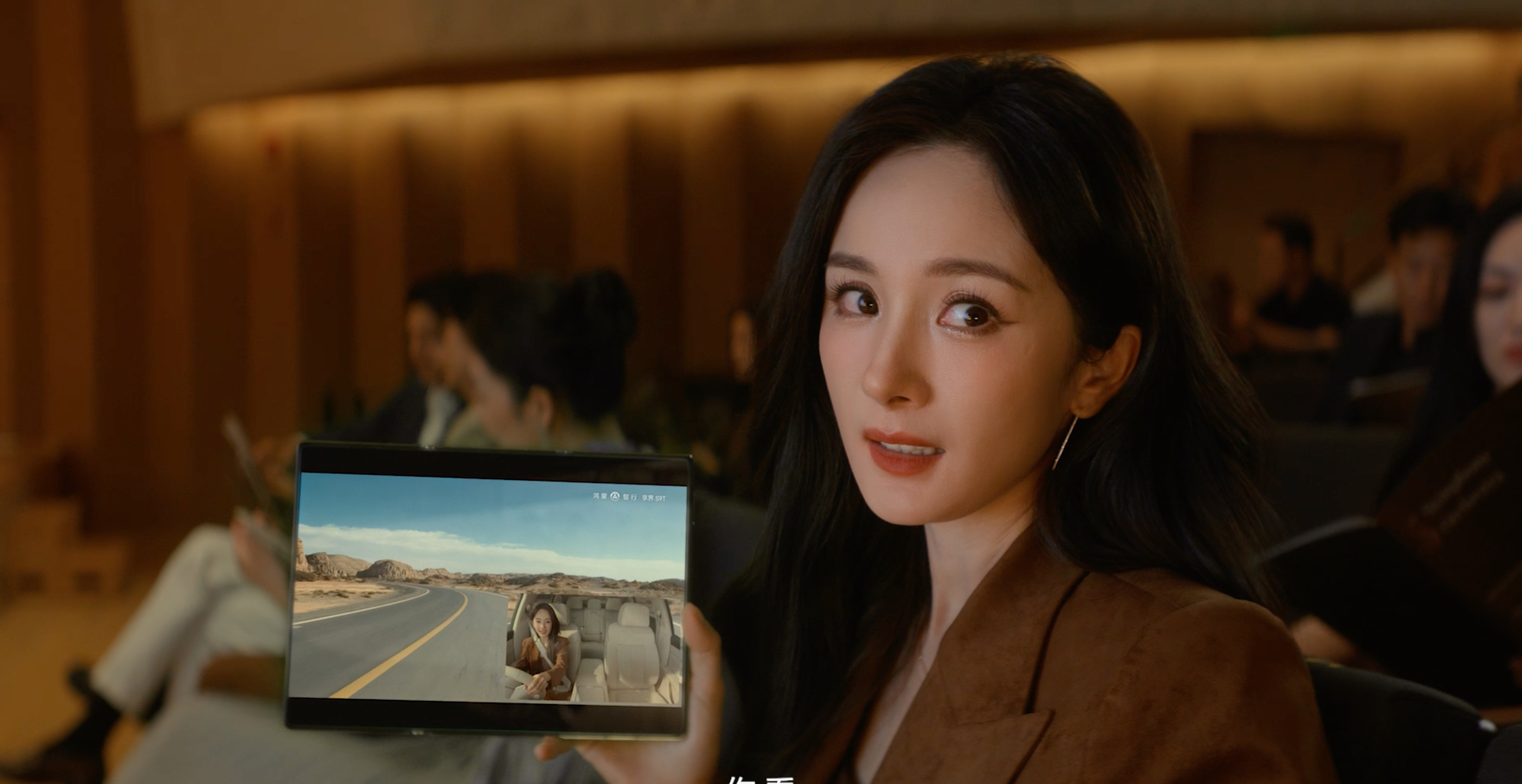 杨幂商务版图杨幂沈腾合拍抽象广告杨幂这波连环发问太戳人！一句“戴棒球帽一定要打棒