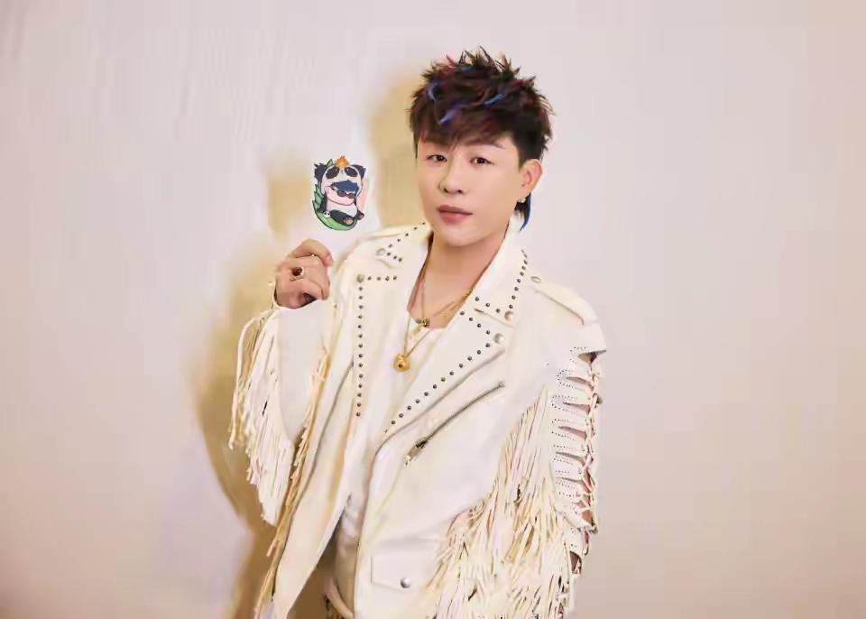 胡彦斌喜欢的都是这种瘦骨嶙峋的女孩吗？

今天突然爆出胡彦斌和易梦玲的恋情，让我