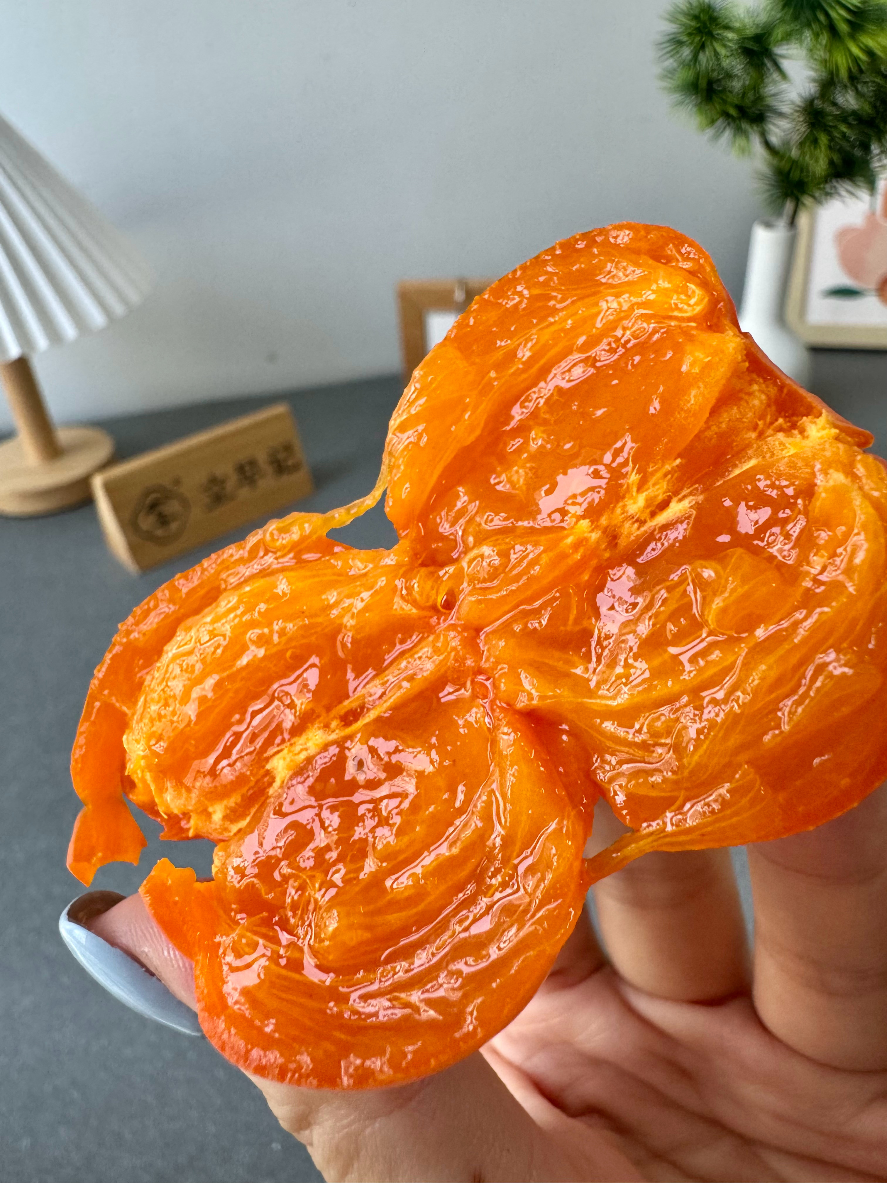 让柿子更好吃的方法，那就是放冰箱冷藏一下[吃瓜]纯甜不涩口，爆浆那幸福的感觉 ​