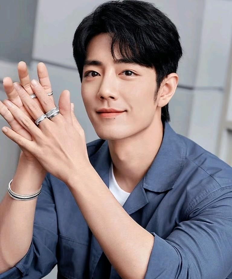 我给我妈看肖战的照片
她说这小伙子肯定身体健康，能长寿
我问她从哪里看出来的？我