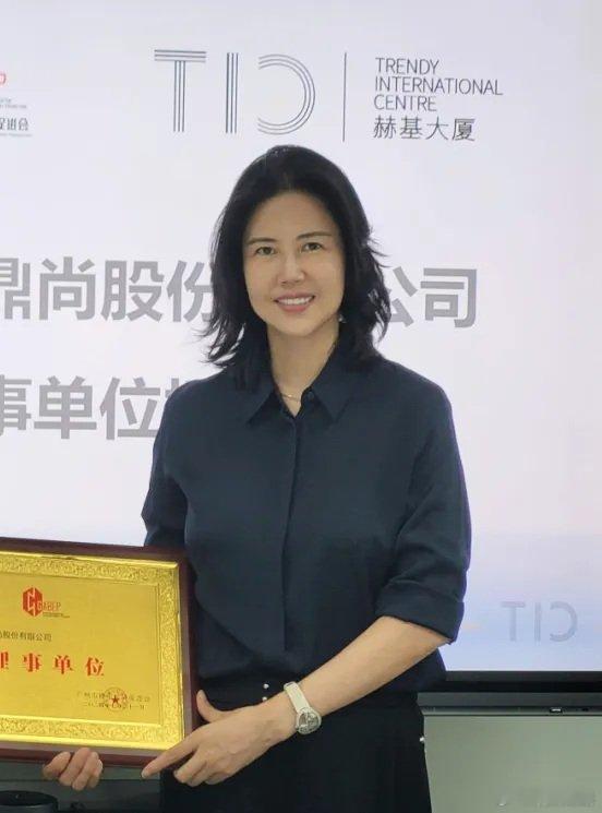 这个就是玖富集团的重要股东，广州赫基集团的张丽芬。 