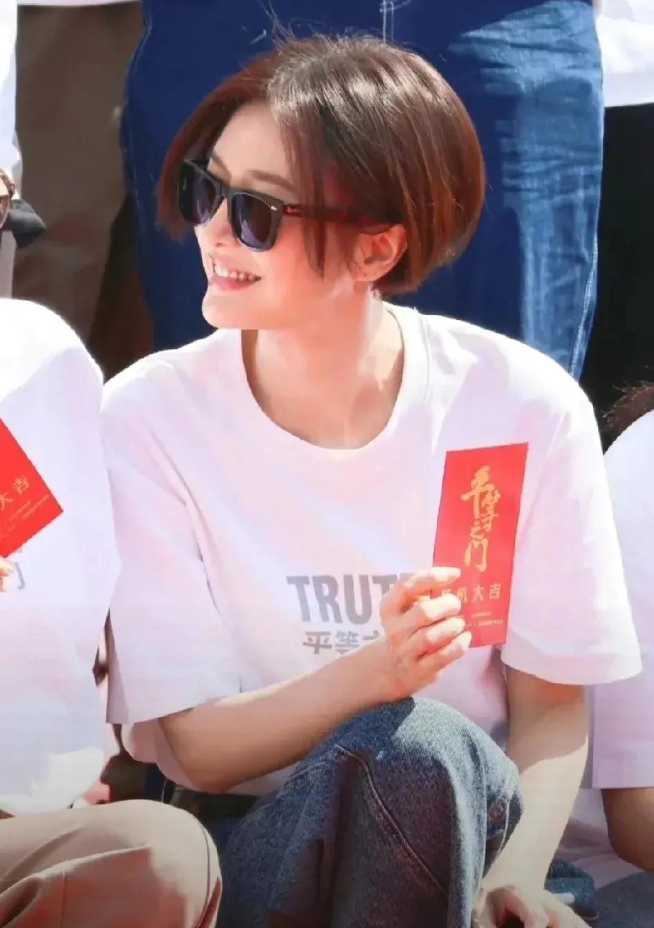 秦岚超短发造型来咯
美美美，一不小心就被她美晕了
没想到，到耳朵这个位置的超短发