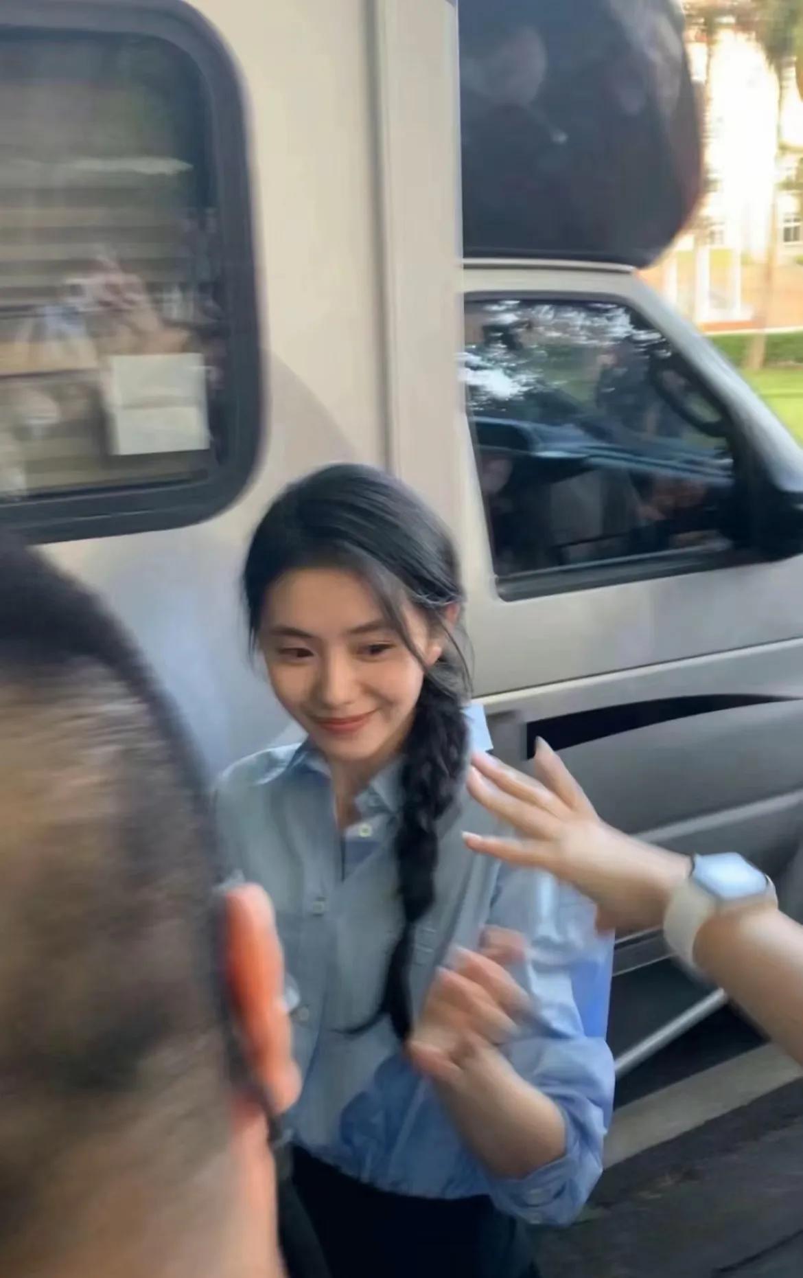 这亮点谁懂啊？我那天写了篇关于刘浩存的微头条，有人不赞同我的观点了。

说什么比