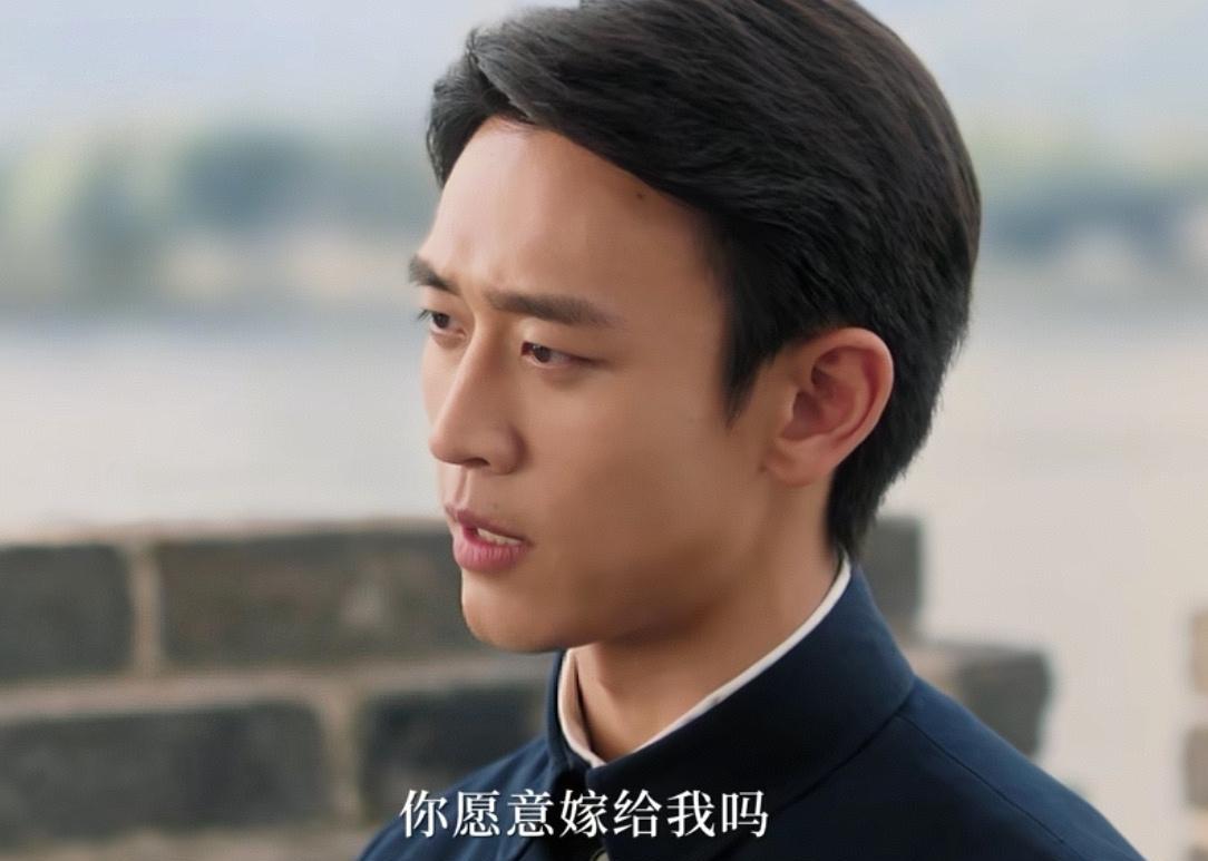 才见两三面就求婚？
她考虑了三个小时，他一句话戳穿：你根本没想，答案早有了。
火