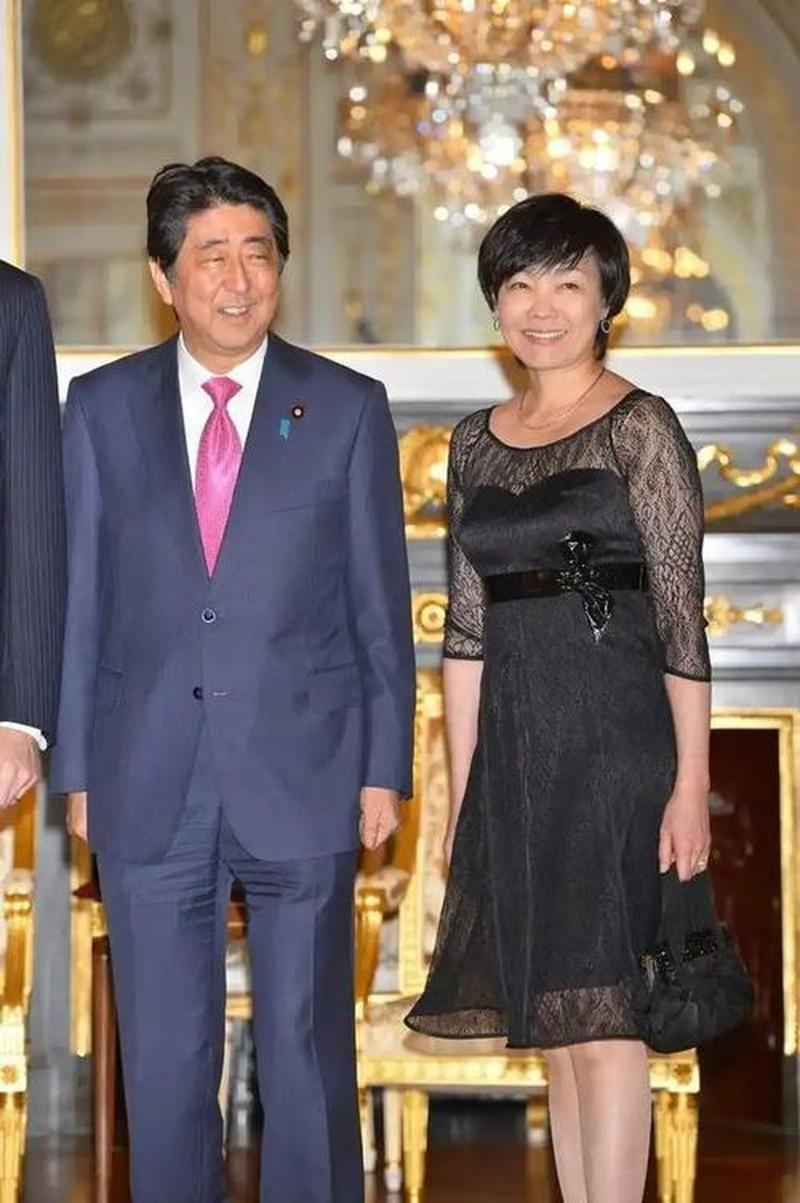 安倍昭惠在丈夫遇刺后不到两年，就坐到了特朗普的餐桌前。

这件事本身已经够反常—