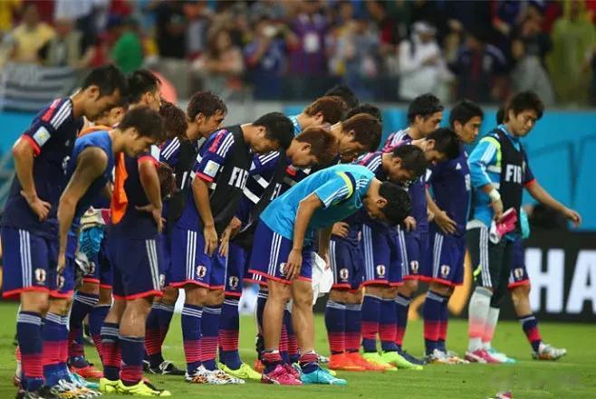 球技和人品的双线区别，这就是中国足球和日本足球的差距。
  日本前锋伊东纯也在接