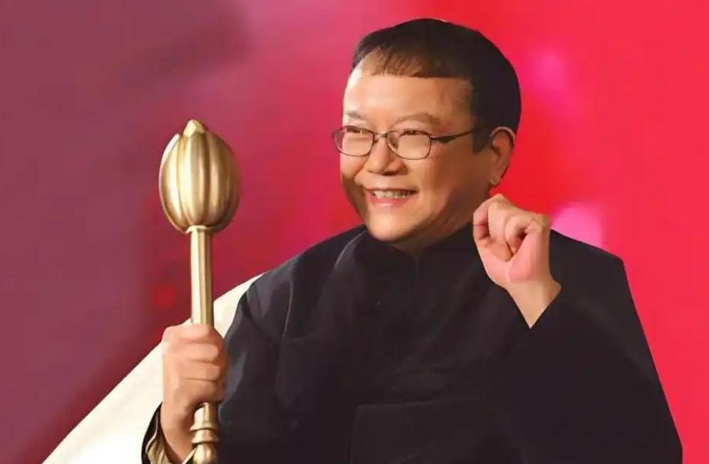 被传卖掉上亿豪宅移民美国的王刚，已经走上另一条大路！

聚光灯下的王刚，台前幕后